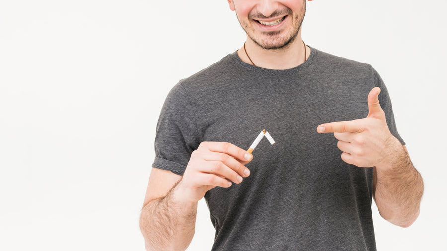 Homme tenant une cigarette cassée